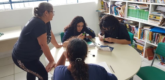 Imagem 11 – Grupo de alunas durante a tarefa de montar os carrinhos