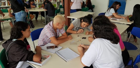 Imagem 12 – Grupo de alunas durante a montagem do carrinho