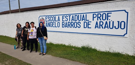 Imagem 2 - Isis, Michele, Nicoli e Izabella em frente à escola Ângelo