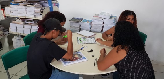 Imagem 9 – Grupo de alunas montando um carrinho
