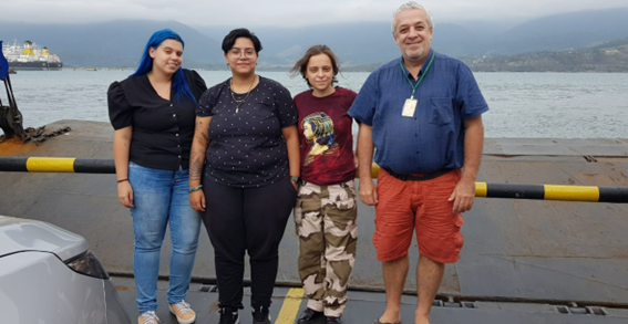 Imagem 14 – Izabella, Nicoli, Isis e Ricardo na balsa para a Ilhabela