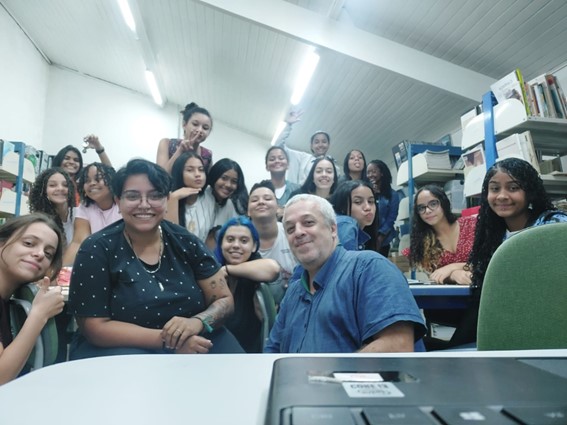 Imagem 1 – Alunas da Escola Maria Gemma ao final da oficina