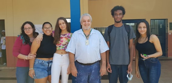 Imagem 13 – Ricardo e Higor com alunas da Escola Avelino