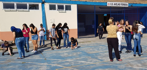 Imagem 14 – Alunas testam o carrinho na quadra da Escola Avelino
