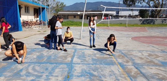  Imagem 16 – Meninas verificando se os carrinhos se movimentam sob luz solar