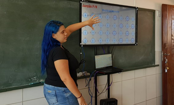 Imagem 19 – Izabella em explicação sobre como funciona um semicondutor