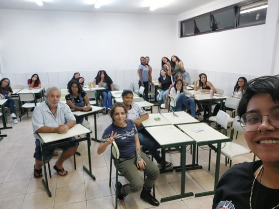 Imagem 2 – Alunas da Escola Avelino junto com a equipe do IFSP ao final da oficina