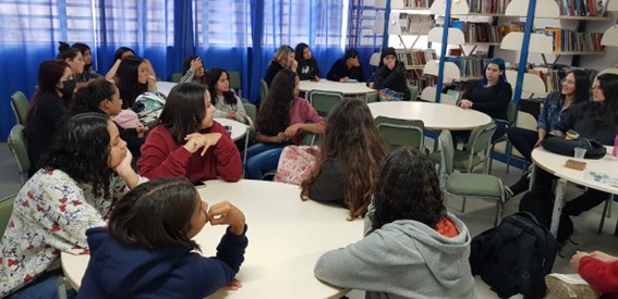 Imagem 6 – Alunas da Escola Benedito Carlota durante a oficina