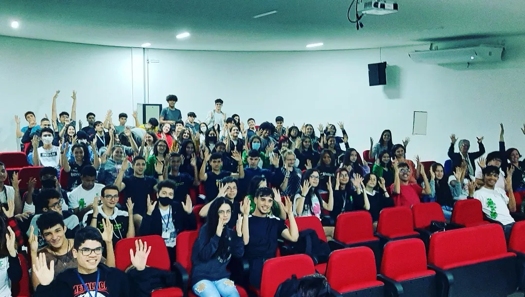 Imagem 1 - Plateia fazendo sinais de aplausos.