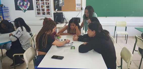 Imagem 10 – Alunas são orientadas por Kamily durante a montagem