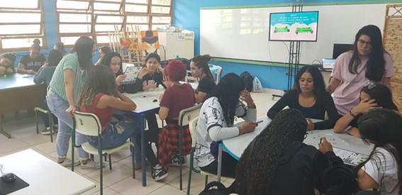Imagem 16 – Alunas no início da montagem dos carrinhos