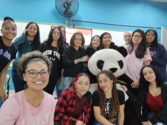 Imagem 1 – Alunas da Escola Florentina ao final da oficina