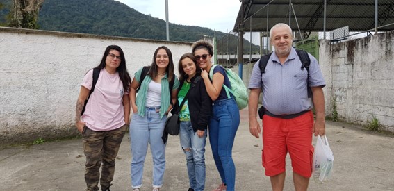 Imagem 2 – Michele, Kamily, Isis, Thamiris e professor Ricardo