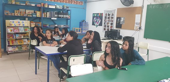Imagem 3 – Alunas da Escola Florentina prestam atenção nas explicações