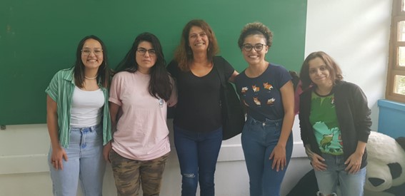 Imagem 6 – Kamily, Michele, professora Patrícia, Thamiris e Isis