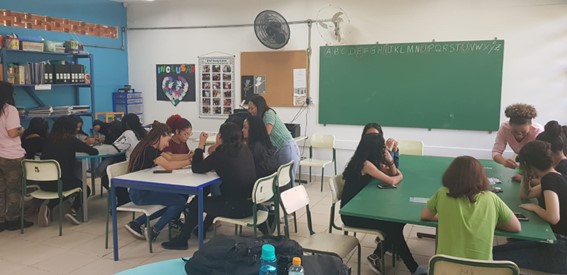 Imagem 8 – Alunas durante a oficina se dedicam à montagem dos carrinhos