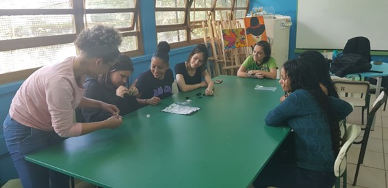 Imagem 9 Thamiris e Isis orientam alunas da Escola Florentina