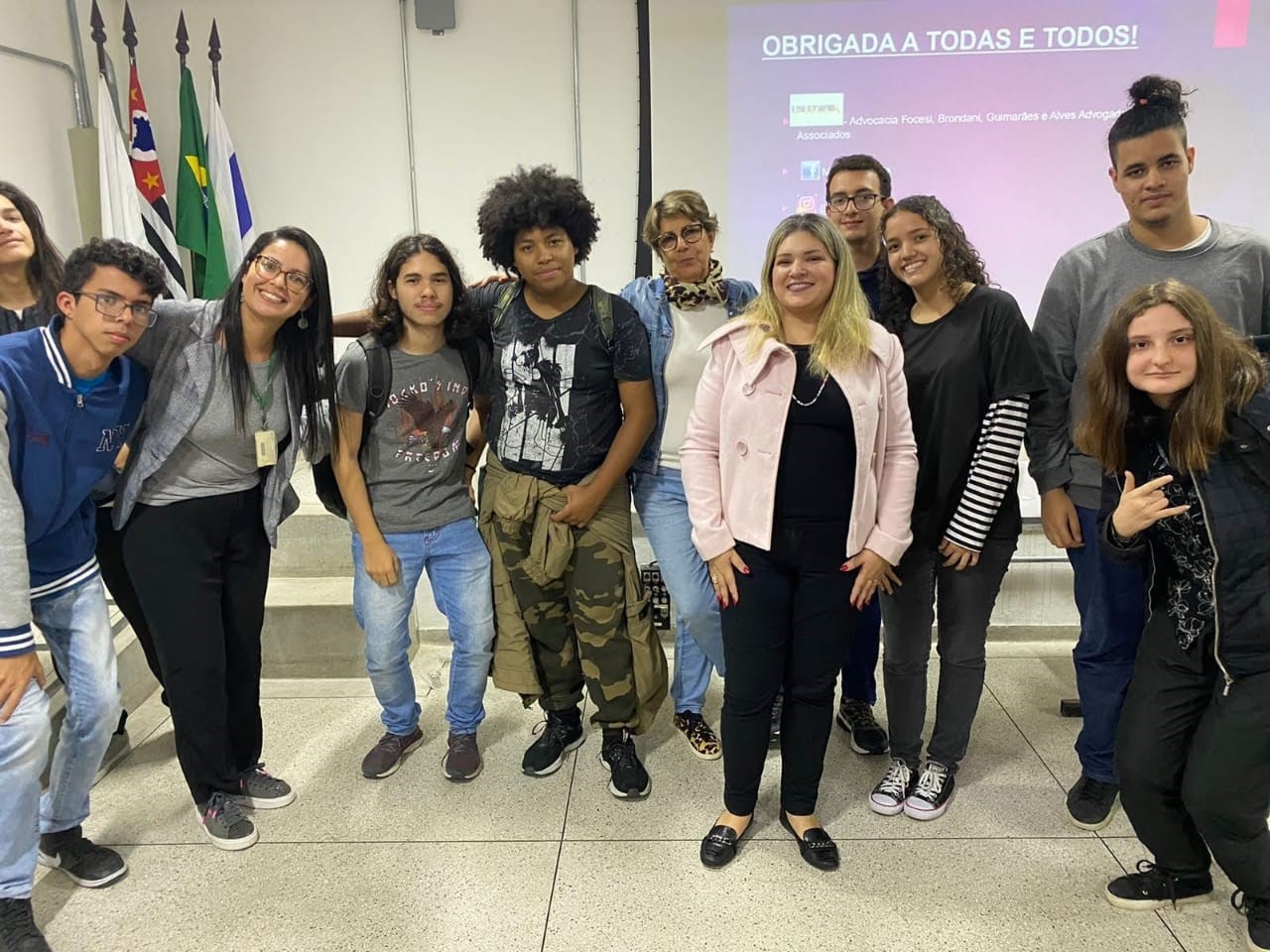 imagem 1 - Estudantes do curso técnico integrado, Professora Ticiana, Cristiana Daniel e a palestrante Maria Cândida