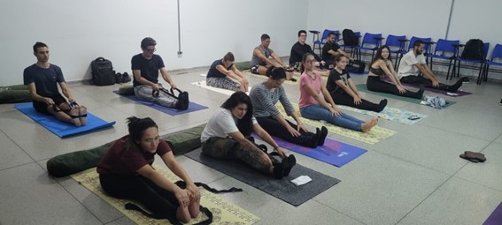 Imagem 15 – Alunos durante a oficina de Yoga