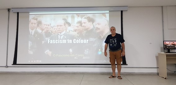 Imagem 4 – Ricardo no cinedebate sobre o documentário O Fascismo em Cores