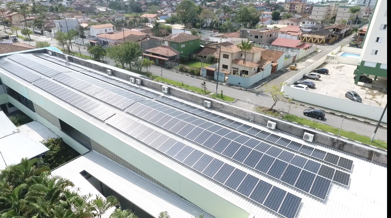 Imagem 1 - Placas fotovoltaicas em visão aérea