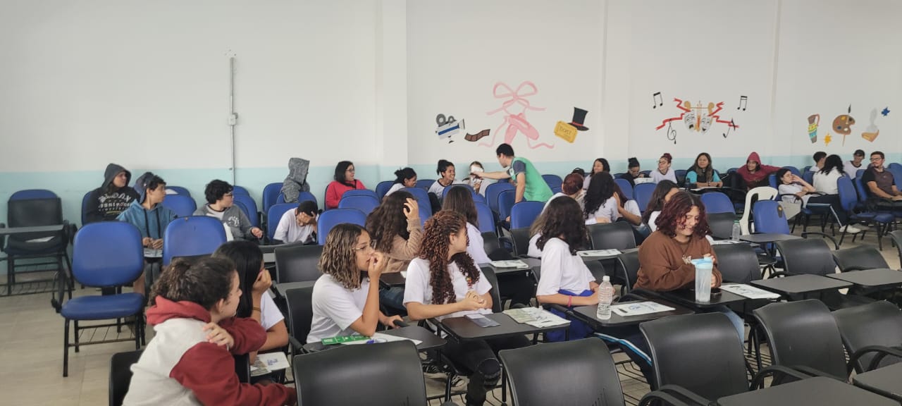 Imagem 2 - Estudante da Engenharia Jocimir  com a platéia 