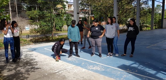 Imagem 13 – Dois carrinhos são testados na quadra da Escola Nair