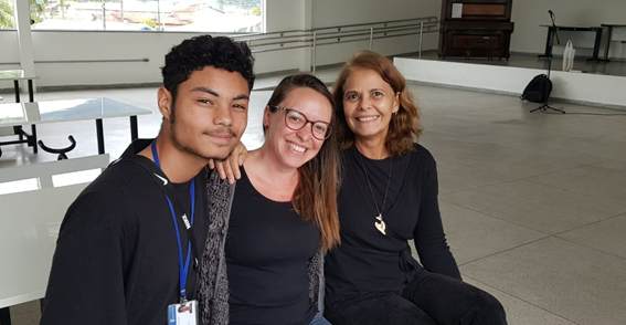 Imagem 5 – Lucas, Liane e professora Shirley durante o flashmob