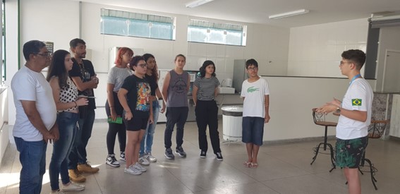 Imagem 20 – Jonathan explica aos visitantes acerca do curso em que estuda