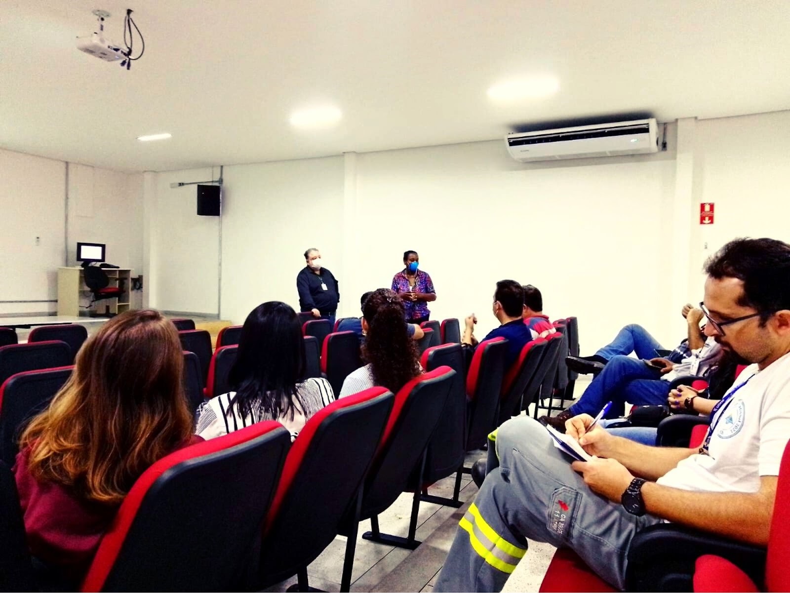 Imagem 1 - Profa. Dra. Adriana Marques conversando com os membros da Sabesp ao lado do prof. Dr. Mauro Machado de Oliveira