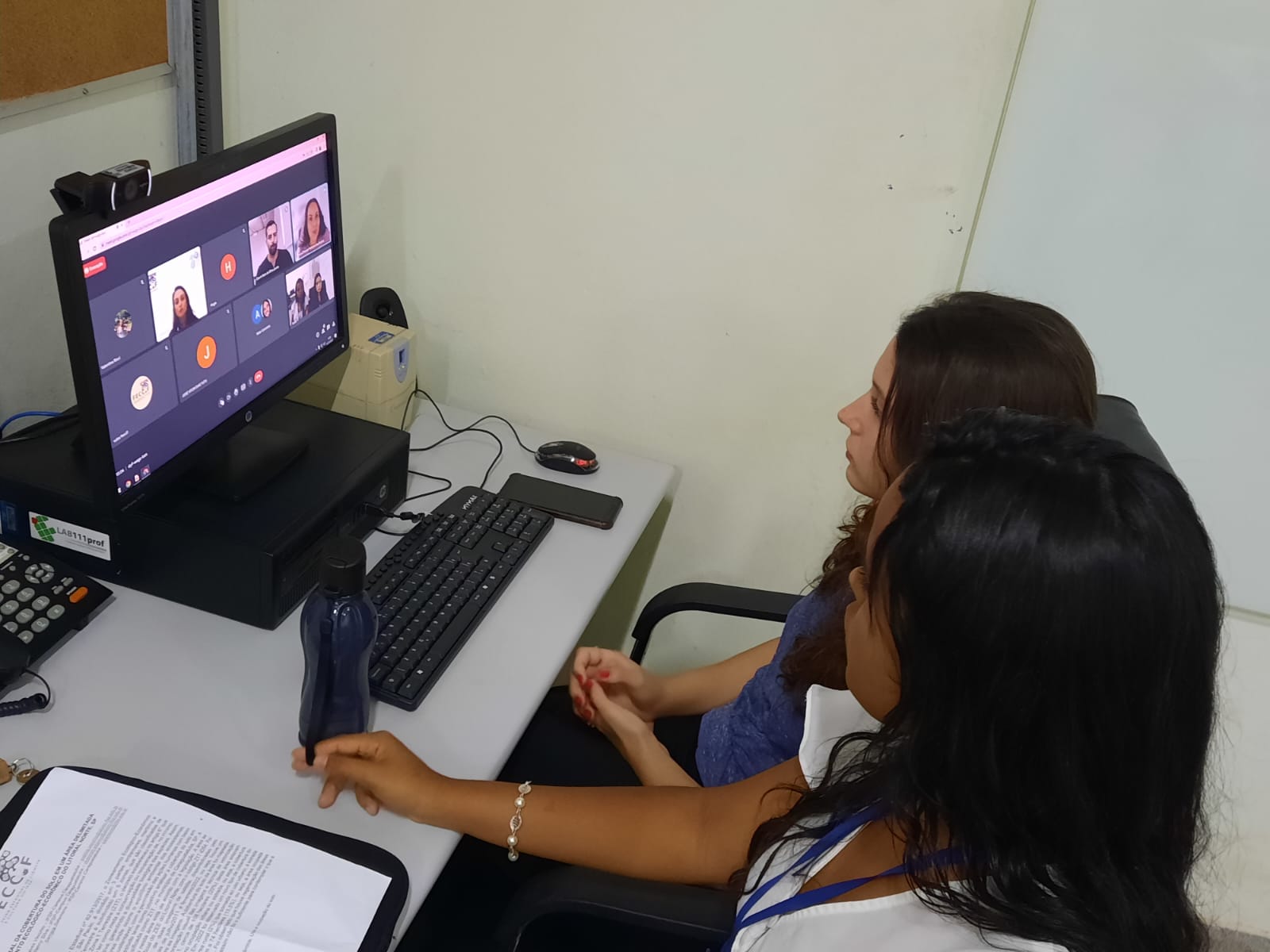 As alunas em videoconferência, durante a apresentação do trabalho.