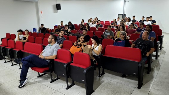 Imagem 2 - Estudantes e professores da Licenciatura em Física