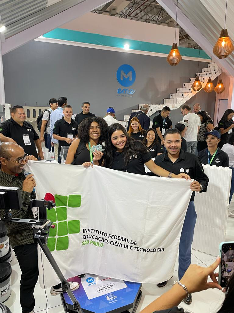 FOTO: Professores e alunos durante a 27º edição da FEICON em São Paulo.