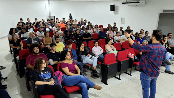 Imagem 17 – Público assiste à apresentação do professor Alex Lino