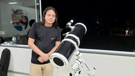 Imagem 5 – Professor de física Rodrigo Bicudo junto ao telescópio