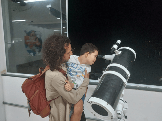 Imagem 6 – Cidadãos de todas as idades se admiraram ao ver a Lua com o telescópio