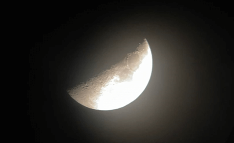Imagem 7 – A Lua vista com o telescópio