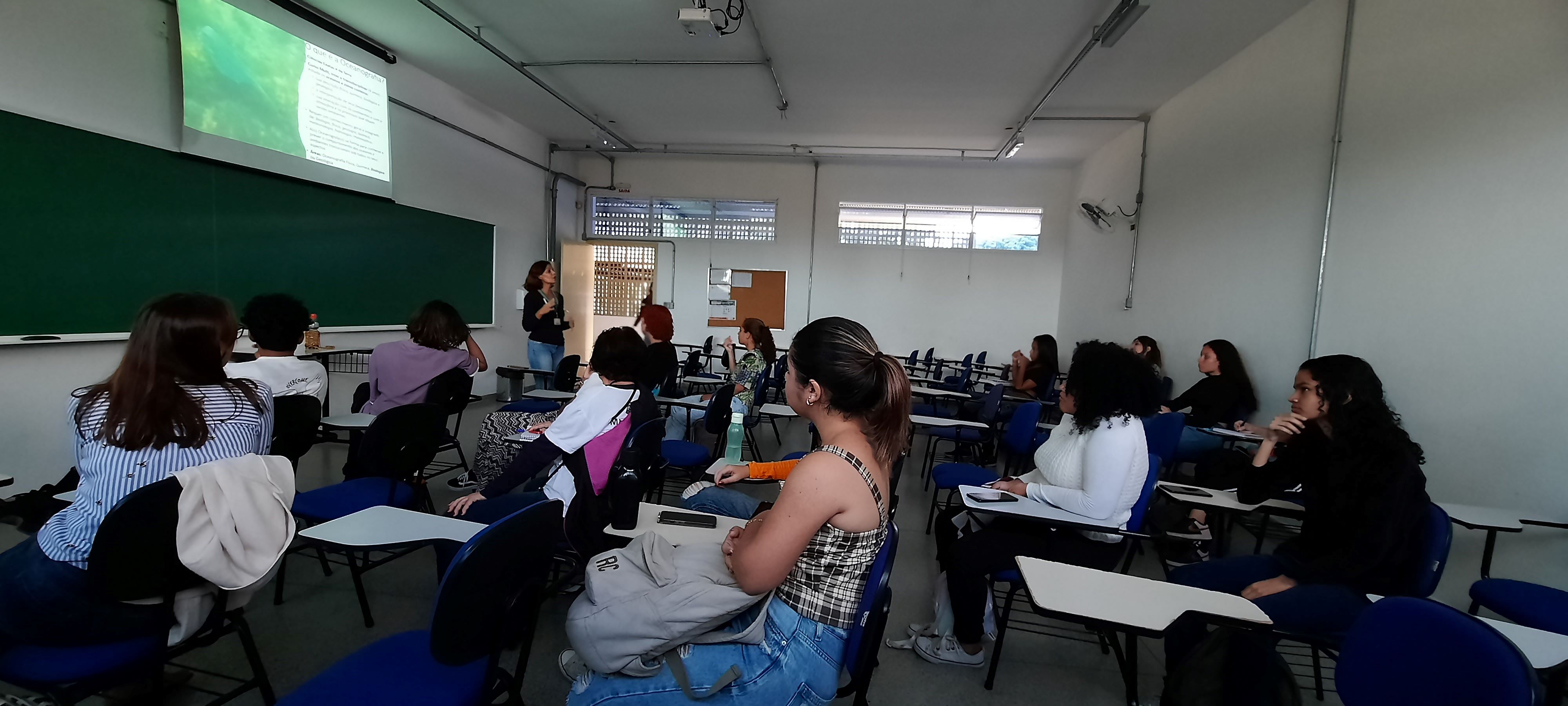 Professora Doutora Shirley Pacheco de Souza na Roda de Conversa Sobre a Profissão de Oceanógrafo