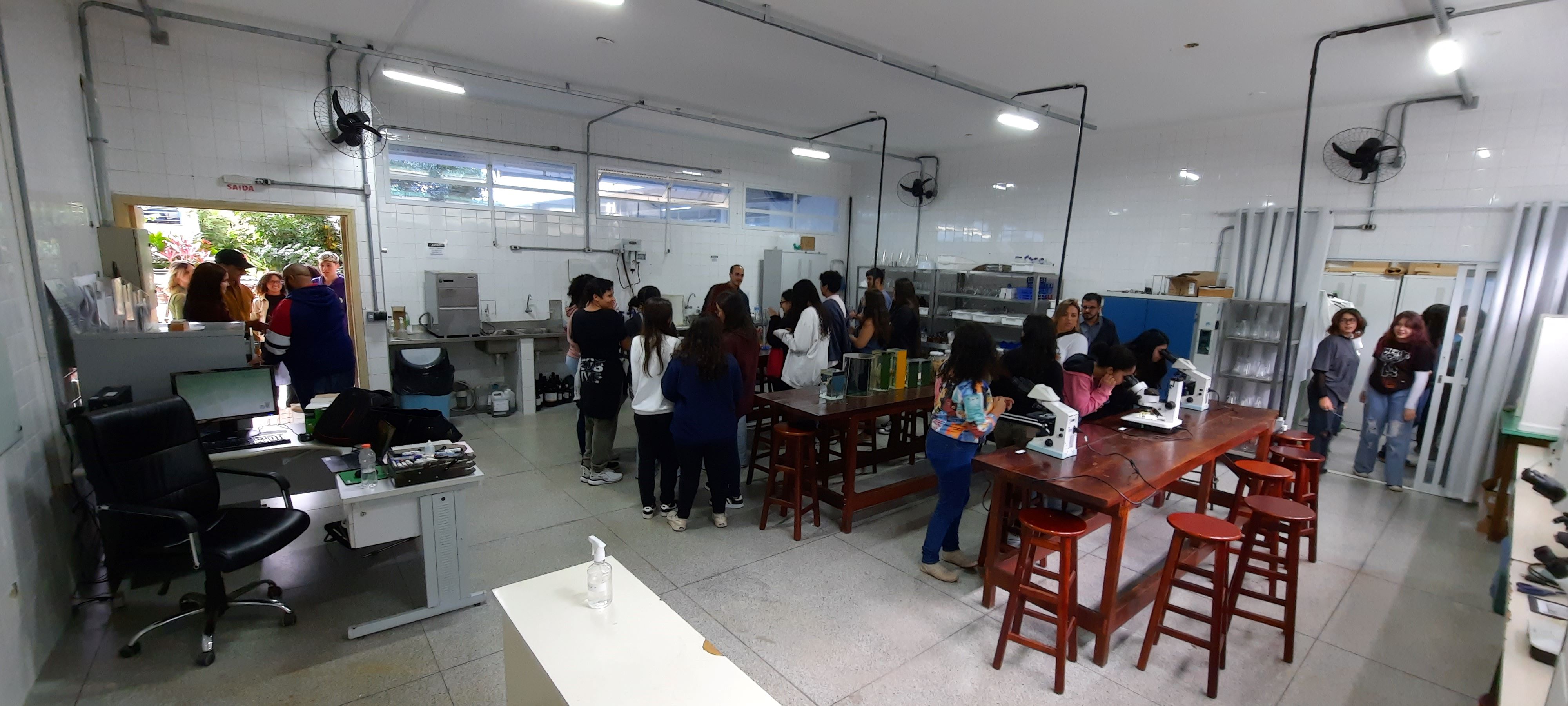 Técnico de Laboratório Jucelio Lago Saturno Durante a Apresentação dos Experimentos de Química