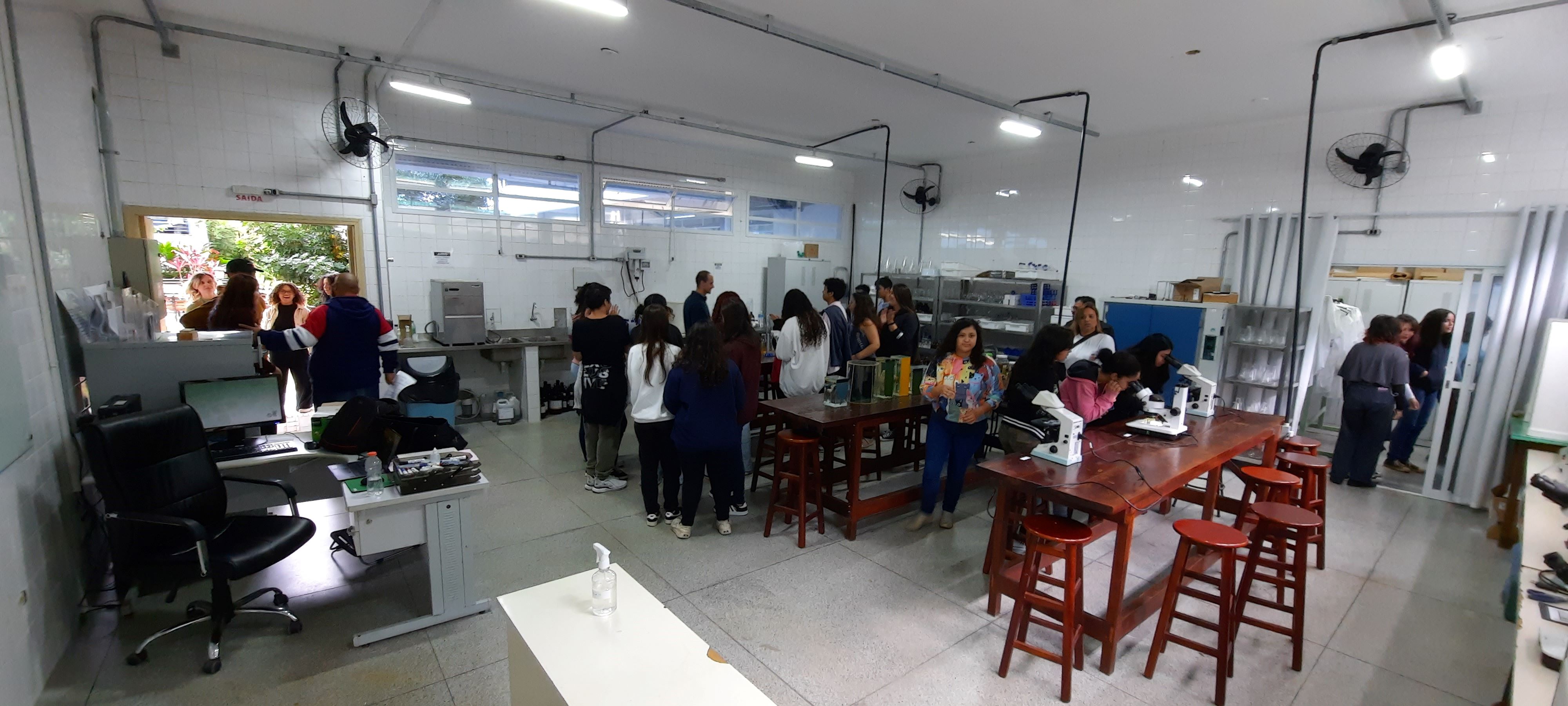 Visitantes no Laboratório de Recursos Naturais na Feira de Profissões