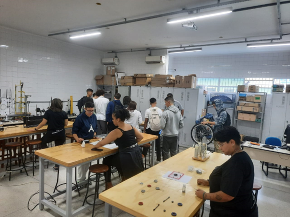 Imagem 1 – Visão panorâmica do laboratório de Física