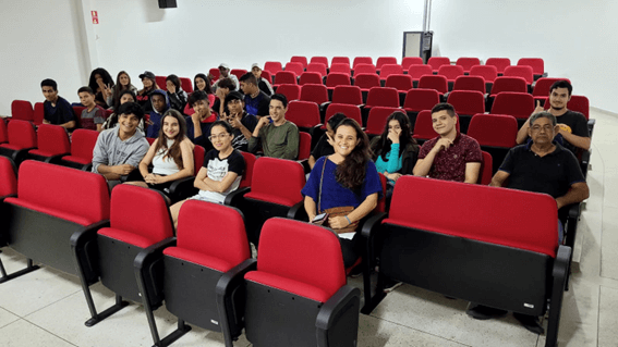 Imagem 1 - Alunos e professores da Escola Áurea no auditório