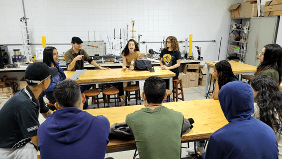 Imagem 13 – Alunos visitam o Laboratório de Física