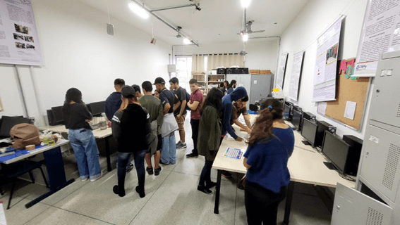 Imagem 14 – Alunos visitam o Laboratório de Matemática