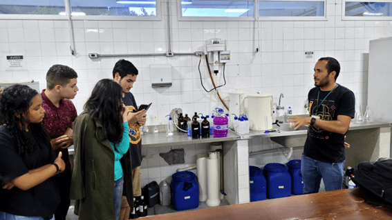 Imagem 16 – Professor Ricardo Soares no Laboratório de Ciências Naturais