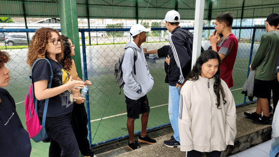 Imagem 17 – Letícia conversa com os alunos perto da quadra