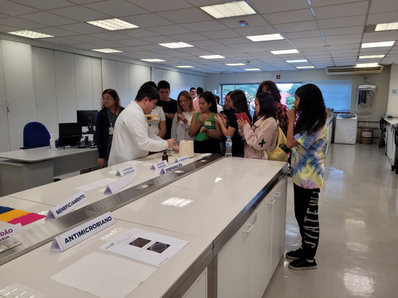 Imagem 2 – Visita ao laboratório de pesquisa e desenvolvimento