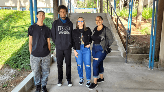 Imagem 1 – Elian, Higor, Kamily e Livia em frente ao Edifício Oscar Sala do Instituto de Física da USP