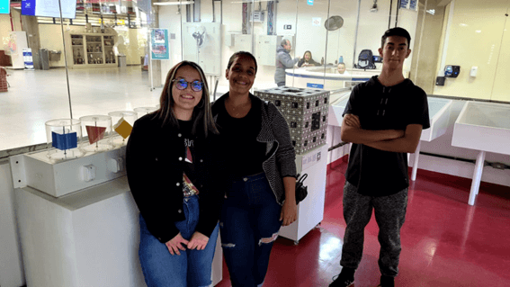 Imagem 12 – Kamily, Livia e Elian no Instituto de Matemática e Estatística da USP