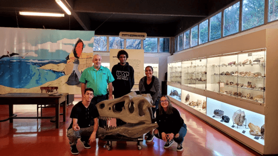 Imagem 15 – Elian, Ricardo, Higor, Livia e Kamily no Museu da Geociências da USP